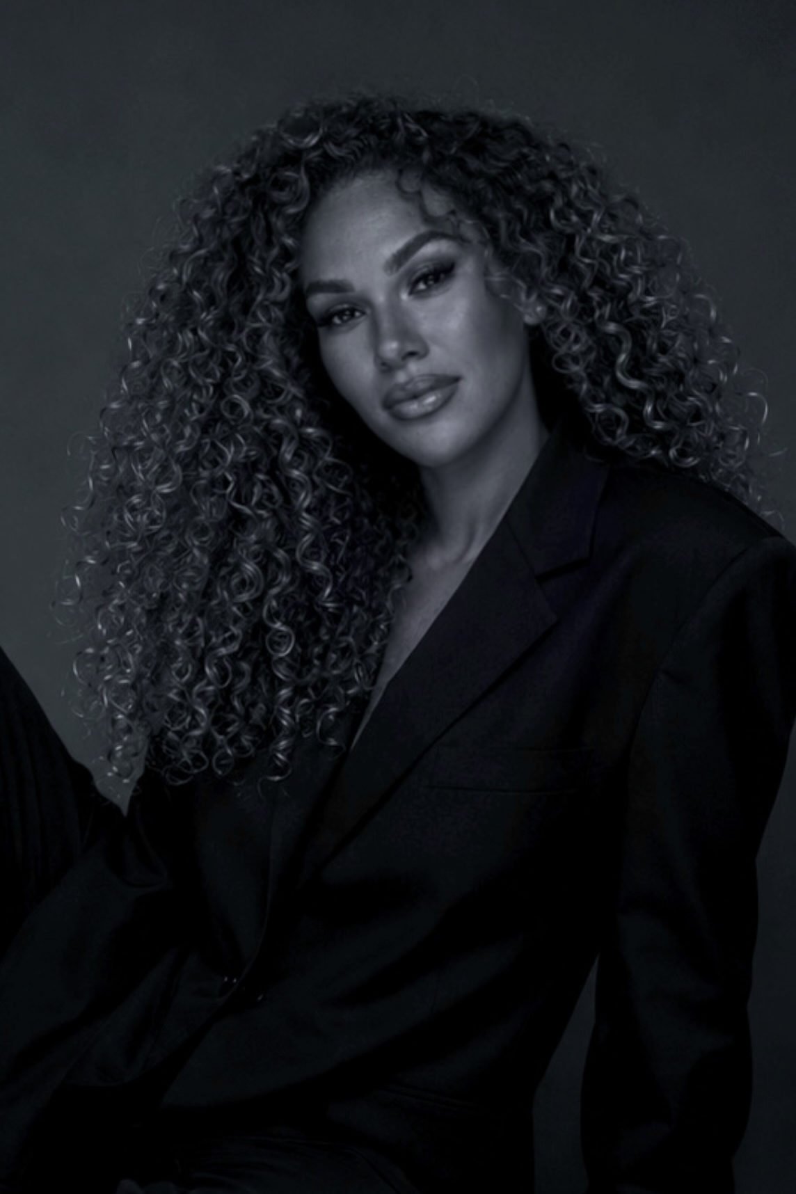 Malak Ezzakraoui, fondatrice de Kelya, en costume noir.